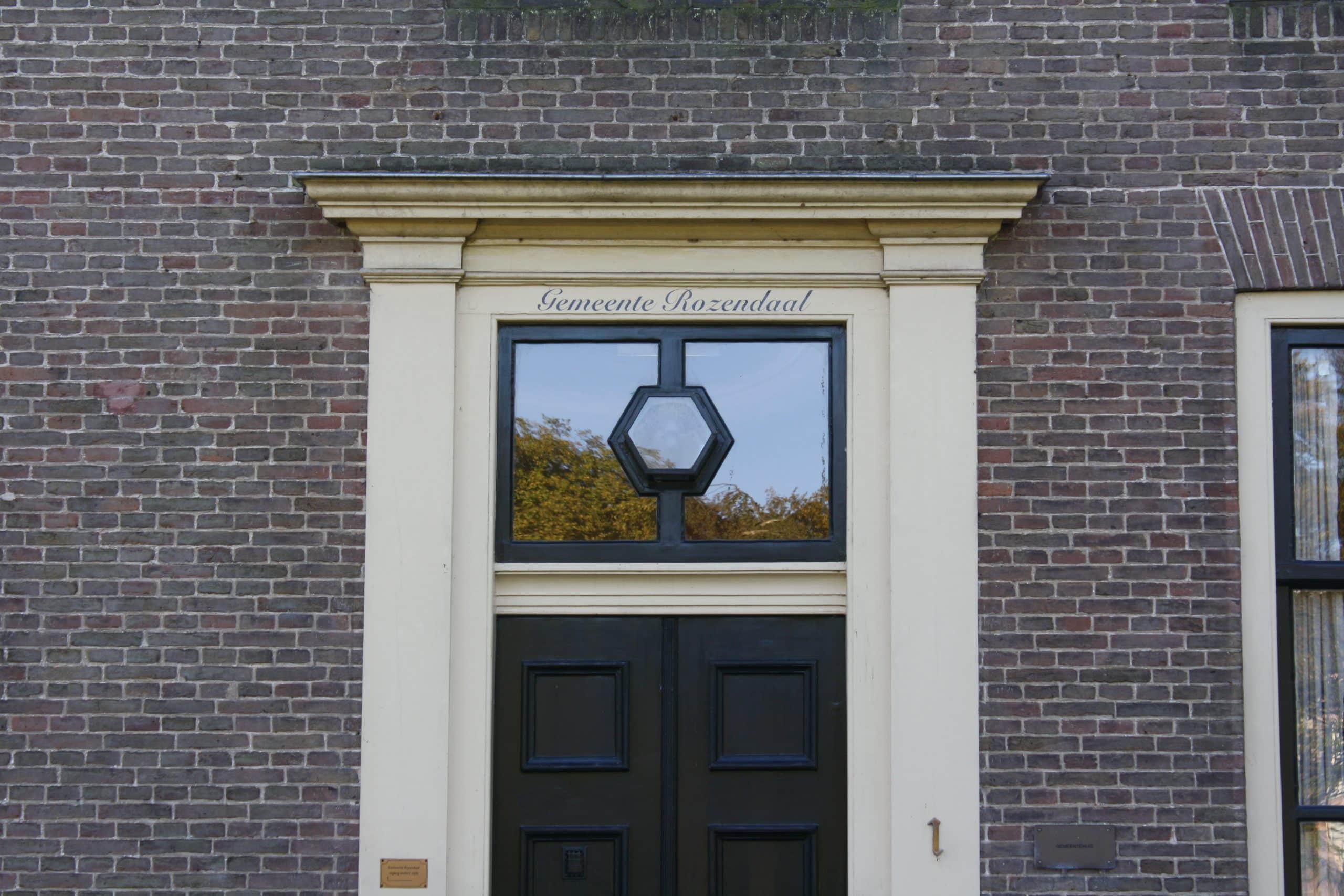 Voordeur gemeentehuis Rozendaal