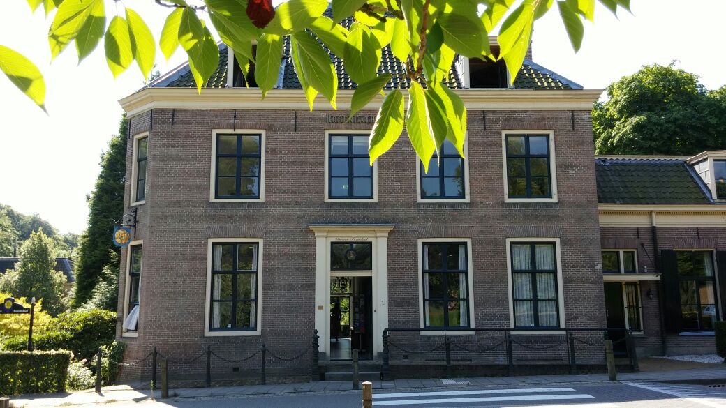 Foto: gemeentehuis vanaf de Kerklaan