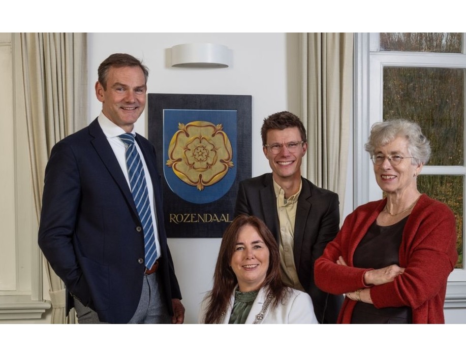 Foto; college van de gemeente Rozendaal (wethouder Gert-Jan Willemse, gemeentesecretaris Bas Pelgrum, wethouder Tineke van der Pas en (zittend) burgemeester Ingrid Timmer)