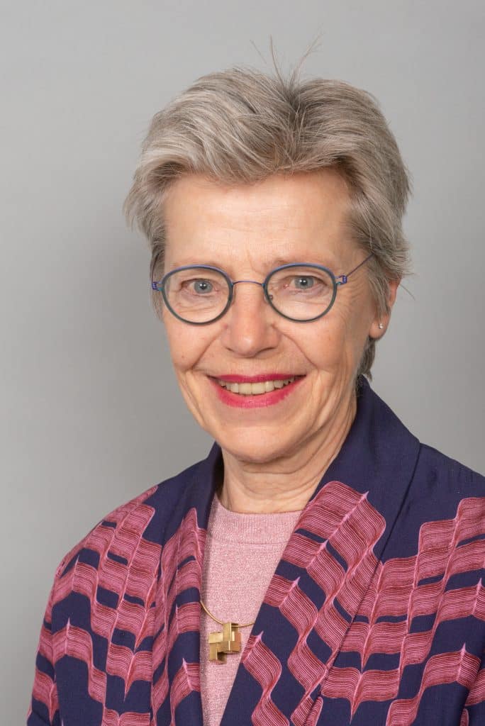 afbeelding Griffier gemeente Rozendaal, vrouw kort grijs haar, bril. naam Corrie Steenbergen